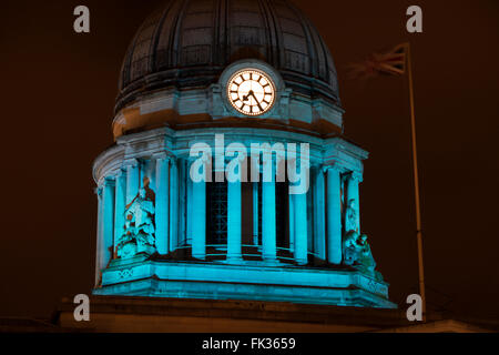 Coupole de l'édifice de la chambre du conseil de la lumière bleue au cours de la 'Night Light' festival, place du Vieux Marché, Nottingham, England, UK Banque D'Images