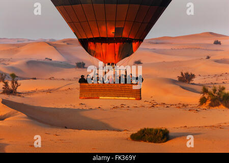 Voler en montgolfière au-dessus du désert de Dubaï. Banque D'Images