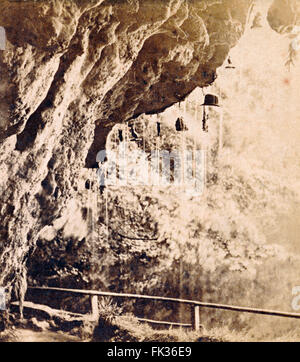 Bien laisser tomber, Knaresborough, Yorkshire 1880 peut-être avec des objets suspendus jusqu'à être calcifiés Banque D'Images