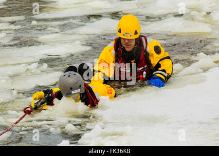 Formation de sauvetage sur glace Ontario Canada Banque D'Images