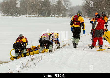 Formation de sauvetage sur glace Ontario Canada Banque D'Images