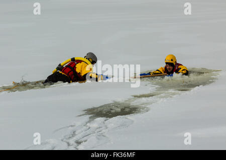 Formation de sauvetage sur glace Ontario Canada Banque D'Images