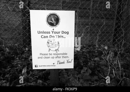 Des signes dans un Bristol Park anciennes propriétaires à faire preuve de considération et de nettoyer et de garder leurs animaux en laisse Banque D'Images