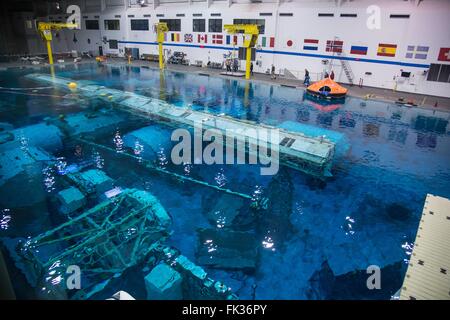 Vue générale de la piscine d'utilisé pour l'astronaute EVA formation simulation au Johnson Space Center, le 4 décembre 2015 à Houston, Texas. Banque D'Images