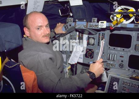 L'astronaute de la NASA et de la navette spatiale Discovery Scott Kelly pilote dans le cockpit lors de la mission STS-103 le 26 décembre 1999 dans l'orbite de la Terre. Banque D'Images