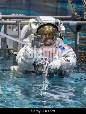 L'astronaute Thomas Pesquet dans son Unité Mobilité extravéhiculaire combinaison spatiale au cours de la formation à l'entretien de l'ISS à l'EVA flottabilité neutre au centre spatial Johnson de laboratoire le 12 janvier 2016 à Houston, Texas. Banque D'Images