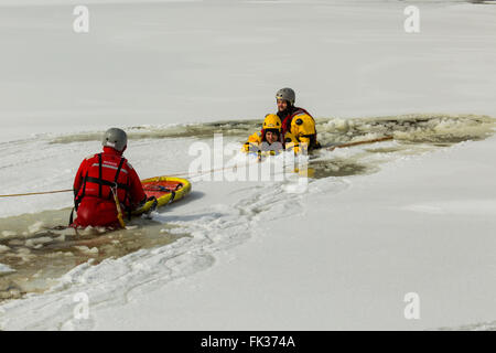 Formation de sauvetage sur glace Ontario Canada Banque D'Images