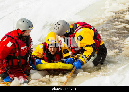 Formation de sauvetage sur glace Ontario Canada Banque D'Images