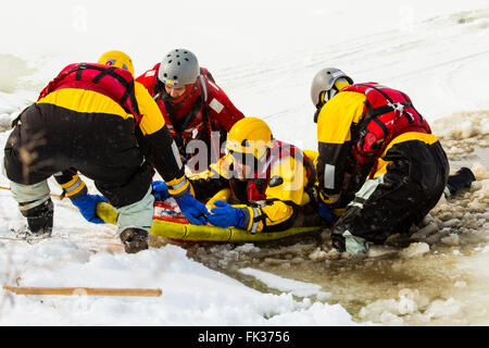 Formation de sauvetage sur glace Ontario Canada Banque D'Images