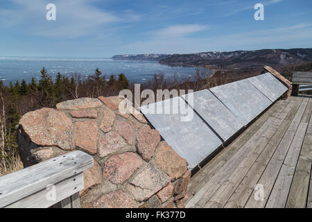 La plate-forme d'observation en bois donnant sur l'océan Atlantique au printemps sur le Cabot Trail en Nouvelle-Écosse, côte est du Canada. Des morceaux de Banque D'Images