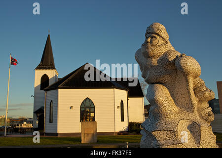 Mosaïque sculpture dédiée au Capitaine Scott, par Jonathan Williams, situé en face de l'Église norvégienne dans la baie de Cardiff, Pays de Galles Banque D'Images