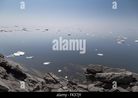 Un horizon de disparaître, Gray Rocks, et des morceaux de glace flottante et la neige dans l'Océan Atlantique le long de la Piste Cabot dans le sprin Banque D'Images