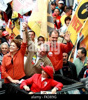 Le Président brésilien Luiz Ignacio Lula da Silva, centre, avec le chef de cabinet Dilma Rousseff, gauche, comme ils campagne pour Aloizio Mercadante lors de l'élection au poste de gouverneur de São Paulo le 2 octobre 2010 à Sao Bernardo do Campo, Brésil. Banque D'Images