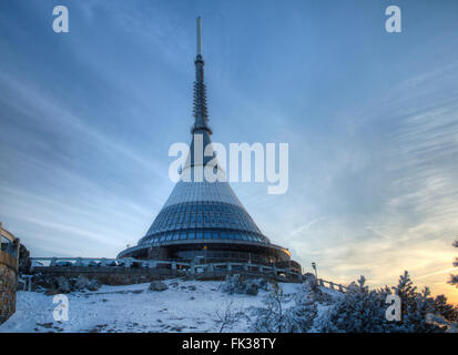 Tour d'observation de Jested, motrning au début. Liberec, en Bohême, République tchèque. Belle journée ensoleillée Banque D'Images