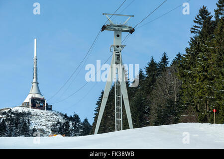 Pente de ski sous le funiculaire de la tour. Belle journée ensoleillée avec ciel bleu. Tour d'observation de Jested, Liberec, République Tchèque, République Tchèque Banque D'Images