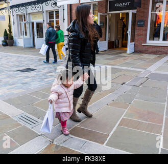 Paris, France, Chinois Tourist Family Shopping, 'la Vallée Village', Discount Fashion Mall, Marne-la Vallée, maman marchant avec sa fille dans la rue, quartiers locaux, rue de banlieue, communauté chinoise de paris, maman shopping avec sa fille Banque D'Images