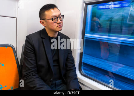 Paris, France, Chinois à cheval sur Paris métro RER SNCF train à Marne-la Vallée, banlieues, trains de banlieue, banlieue, banlieue, les gens sur le train de métro, regarder par la fenêtre ville ligne A Banque D'Images