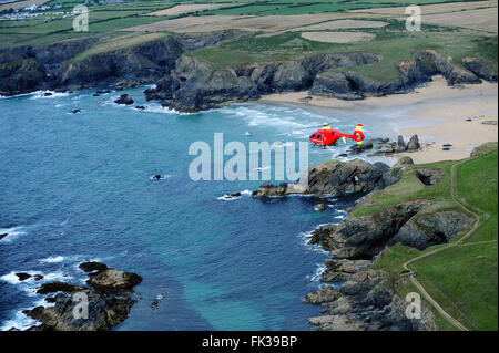 Air Ambulance survolant la côte nord de Cornwall Banque D'Images