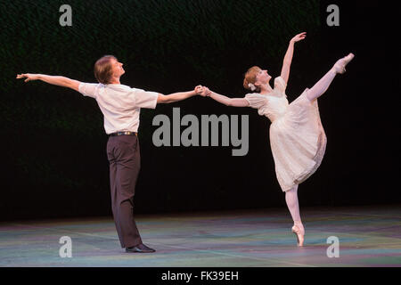 Londres, Royaume-Uni. 6 mars 2016. Moshkovsky effectuée par Daria Klimentova valse et Vadim Muntagirov du Royal Ballet. Répétition générale de la 'Ave' Maya Gala au London Coliseum pour célébrer la vie et l'oeuvre de l'extraordinaire prima ballerina Maya Plisetskaya. Le gala sous la direction artistique d'Andris Liepa présente des danseurs de calibre mondial s'acquitter de ses rôles préférés ainsi que des oeuvres à l'origine dans le conteneur pour Maya Plisetskaya. La soirée s'inscrit dans le cadre de l'assemblée annuelle des icônes Ballet russe Gala. Banque D'Images