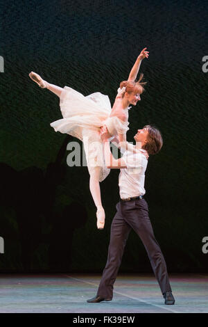 Londres, Royaume-Uni. 6 mars 2016. Moshkovsky effectuée par Daria Klimentova valse et Vadim Muntagirov du Royal Ballet. Répétition générale de la 'Ave' Maya Gala au London Coliseum pour célébrer la vie et l'oeuvre de l'extraordinaire prima ballerina Maya Plisetskaya. Le gala sous la direction artistique d'Andris Liepa présente des danseurs de calibre mondial s'acquitter de ses rôles préférés ainsi que des oeuvres à l'origine dans le conteneur pour Maya Plisetskaya. La soirée s'inscrit dans le cadre de l'assemblée annuelle des icônes Ballet russe Gala. Banque D'Images