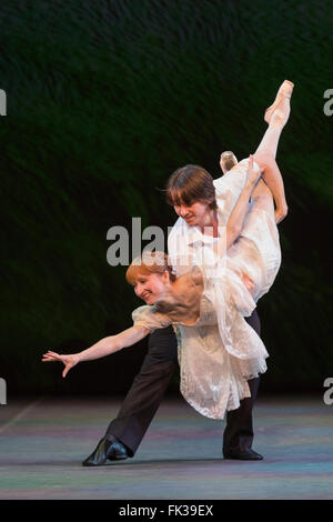 Londres, Royaume-Uni. 6 mars 2016. Moshkovsky effectuée par Daria Klimentova valse et Vadim Muntagirov du Royal Ballet. Répétition générale de la 'Ave' Maya Gala au London Coliseum pour célébrer la vie et l'oeuvre de l'extraordinaire prima ballerina Maya Plisetskaya. Le gala sous la direction artistique d'Andris Liepa présente des danseurs de calibre mondial s'acquitter de ses rôles préférés ainsi que des oeuvres à l'origine dans le conteneur pour Maya Plisetskaya. La soirée s'inscrit dans le cadre de l'assemblée annuelle des icônes Ballet russe Gala. Banque D'Images