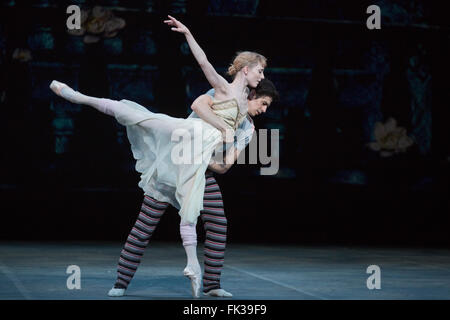 Londres, Royaume-Uni. 6 mars 2016. Roméo et Juliette pas de deux effectuées par Sarah Lamb et Federico Bonelli (partiellement en robe) du Royal Ballet. Répétition générale de la 'Ave' Maya Gala au London Coliseum pour célébrer la vie et l'oeuvre de l'extraordinaire prima ballerina Maya Plisetskaya. Le gala sous la direction artistique d'Andris Liepa présente des danseurs de calibre mondial s'acquitter de ses rôles préférés ainsi que des oeuvres à l'origine dans le conteneur pour Maya Plisetskaya. La soirée s'inscrit dans le cadre de l'assemblée annuelle des icônes Ballet russe Gala. Banque D'Images