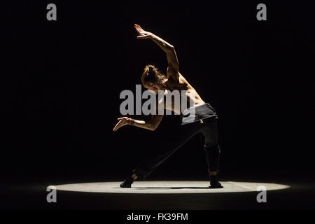 Londres, Royaume-Uni. 6 mars 2016. Boléro de Ravel effectuée par Farukh Ruzimatov de Mikhaïlovski Ballet. Répétition générale de la 'Ave' Maya Gala au London Coliseum pour célébrer la vie et l'oeuvre de l'extraordinaire prima ballerina Maya Plisetskaya. Le gala sous la direction artistique d'Andris Liepa présente des danseurs de calibre mondial s'acquitter de ses rôles préférés ainsi que des oeuvres à l'origine dans le conteneur pour Maya Plisetskaya. La soirée s'inscrit dans le cadre de l'assemblée annuelle des icônes Ballet russe Gala. Banque D'Images
