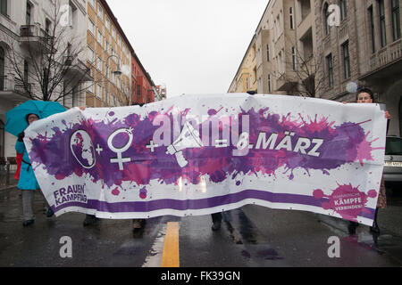 Manifestation à l'avance de la Journée de la femme à Berlin, Allemagne. Banque D'Images