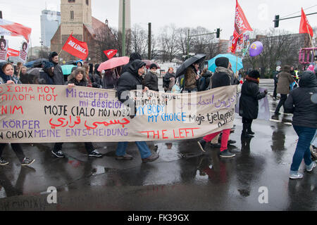 Manifestation à l'avance de la Journée de la femme à Berlin, Allemagne. Banque D'Images