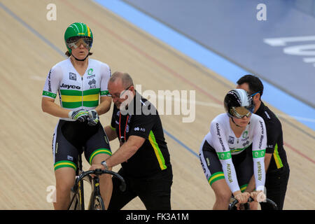 Londres, Royaume-Uni, le 6 mars 2016. 2016 UCI Cyclisme sur Piste Championnats du monde. L'Australie est Anna Meares (gauche) ont progressé dans la demi-finale de la Women's sprint individuel en battant son coéquipier Stephanie Morton (droite) par 2-1 dans le meilleur des 3 jambes. Credit : Clive Jones/Alamy Live News Banque D'Images