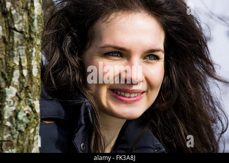 Mars 2016, belle femme aux cheveux longs outdoor Banque D'Images