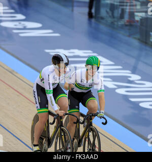 Londres, Royaume-Uni, le 6 mars 2016. 2016 UCI Cyclisme sur Piste Championnats du monde. L'Australie est Anna Meares (à droite) est félicité après m'acquitter de la demi-finale de la Women's sprint individuel en battant son coéquipier Stephanie Morton (gauche) par 2-1 dans le meilleur des 3 jambes. Credit : Clive Jones/Alamy Live News Banque D'Images