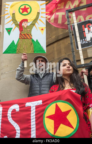 Londres, Royaume-Uni. 6 mars, 2016. Kurdes avec des banderoles et des pancartes font face à la BBC avant la marche en solidarité avec le peuple kurde appelant à mettre fin au silence de la Turquie au sein de l'OTAN alliés et la presse occidentale au cours de la guerre menée contre les Kurdes turcs depuis le succès de l'parti politique kurde et la formation de la démocratie progressiste populaire de Rojava en Syrie. Ils plaident également pour le Royaume-Uni à décriminaliser la Mouvement de libération kurde PKK ici. Peter Marshall/Alamy Live News Banque D'Images