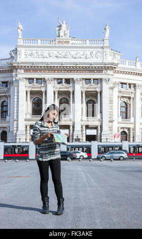 Asian woman l'étude d'un site sur la place près du théâtre Banque D'Images