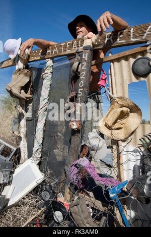 Karibe, un résident de Slab City, se tient à la porte de son campement, Niland, California USA Banque D'Images