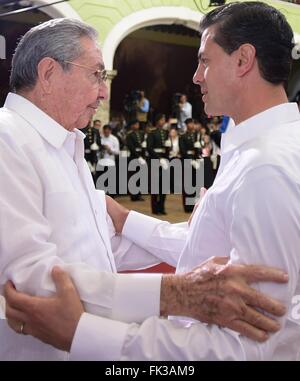 Le Président mexicain Enrique Pena Nieto, droite, embrasse le président cubain Raul Castro au cours de la cérémonie d'arrivée de sa visite d'Etat le 6 novembre 2015 à Merida, Yucatan. Banque D'Images