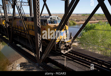 Yuma Crossing, rail et route pont sur la rivière Colorado, Yuma, Arizona, USA Banque D'Images