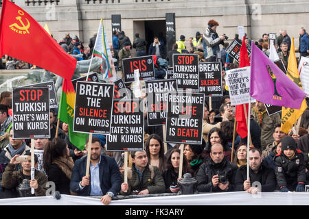 Londres, Royaume-Uni. 6 mars, 2016. Les manifestants avec des pancartes à Trafalgar Square à la fin du mois de mars par les Kurdes et les partisans en solidarité avec le peuple kurde appelant à mettre fin au silence de la Turquie au sein de l'OTAN alliés et la presse occidentale au cours de la guerre menée contre les Kurdes turcs depuis le succès de l'parti politique kurde et la formation de la démocratie progressiste populaire de Rojava en Syrie. Peter Marshall/Alamy Live News Banque D'Images