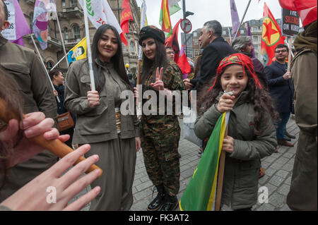 Londres, Royaume-Uni. 6 mars, 2016. Des milliers de Kurdes et les supporters affluent à la BBC à mars en solidarité avec le peuple kurde appelant à mettre fin au silence de la Turquie au sein de l'OTAN alliés et la presse occidentale au cours de la guerre menée contre les Kurdes turcs depuis le succès de l'parti politique kurde et la formation de la démocratie progressiste populaire de Rojava en Syrie. Ils plaident également pour le Royaume-Uni à décriminaliser la Mouvement de libération kurde PKK ici. Peter Marshall/Alamy Live News Banque D'Images