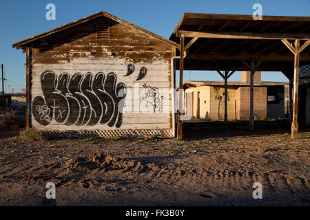 Un graffiti sur une maison abandonnée à Bombay Beach sur le lac Salton Californie Banque D'Images