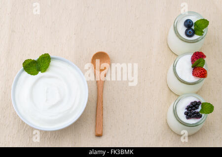 Petit-déjeuner sain avec du yogourt et Berry, Les régimes amaigrissants, napperon, cuillère Banque D'Images