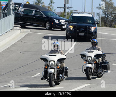 Westwood, Californie, USA. 6 mars, 2016. L'escorting CHP hurst le transport du corps de Nancy Reagan ici de Belair accueil qui est mort dimanche matin à l'âge de 94 ans. Photo par Gene Blevins/LA Daily News/ZumaPress. Credit : Gene Blevins/ZUMA/Alamy Fil Live News Banque D'Images