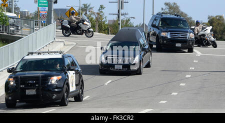 Westwood, Californie, USA. 6 mars, 2016. L'escorting CHP hurst le transport du corps de Nancy Reagan ici de Belair accueil qui est mort dimanche matin à l'âge de 94 ans. Photo par Gene Blevins/LA Daily News/ZumaPress. Credit : Gene Blevins/ZUMA/Alamy Fil Live News Banque D'Images