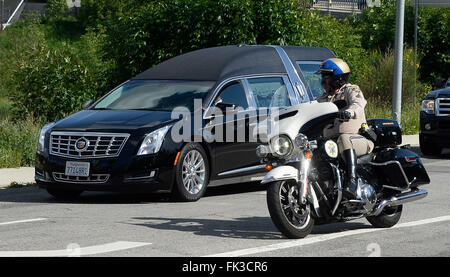 Westwood, Californie, USA. 6 mars, 2016. L'escorting CHP hurst le transport du corps de Nancy Reagan ici de Belair accueil qui est mort dimanche matin à l'âge de 94 ans. Photo par Gene Blevins/LA Daily News/ZumaPress. Credit : Gene Blevins/ZUMA/Alamy Fil Live News Banque D'Images