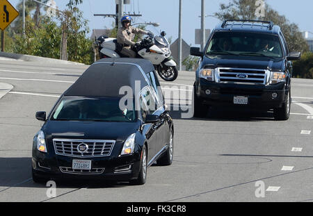 Westwood, Californie, USA. 6 mars, 2016. L'escorting CHP hurst le transport du corps de Nancy Reagan ici de Belair accueil qui est mort dimanche matin à l'âge de 94 ans. Photo par Gene Blevins/LA Daily News/ZumaPress. Credit : Gene Blevins/ZUMA/Alamy Fil Live News Banque D'Images