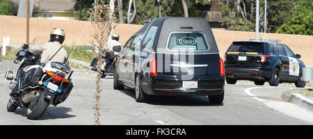 Westwood, Californie, USA. 6 mars, 2016. L'escorting CHP hurst le transport du corps de Nancy Reagan ici de Belair accueil qui est mort dimanche matin à l'âge de 94 ans. Photo par Gene Blevins/LA Daily News/ZumaPress. Credit : Gene Blevins/ZUMA/Alamy Fil Live News Banque D'Images