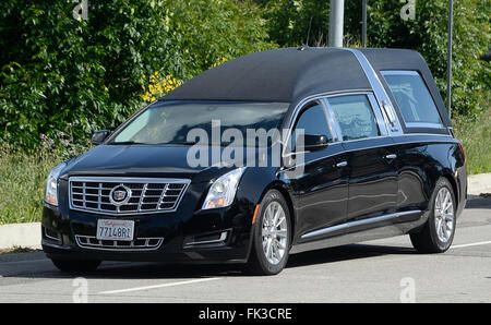 Westwood, Californie, USA. 6 mars, 2016. L'escorting CHP hurst le transport du corps de Nancy Reagan ici de Belair accueil qui est mort dimanche matin à l'âge de 94 ans. Photo par Gene Blevins/LA Daily News/ZumaPress. Credit : Gene Blevins/ZUMA/Alamy Fil Live News Banque D'Images