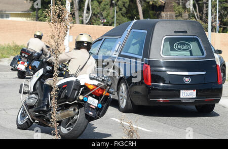 Westwood, Californie, USA. 6 mars, 2016. L'escorting CHP hurst le transport du corps de Nancy Reagan ici de Belair accueil qui est mort dimanche matin à l'âge de 94 ans. Photo par Gene Blevins/LA Daily News/ZumaPress. Credit : Gene Blevins/ZUMA/Alamy Fil Live News Banque D'Images