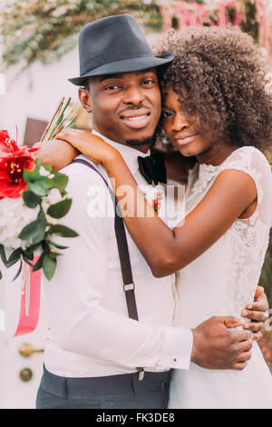 Happy black wedding couple smiling dans l'appareil photo Banque D'Images