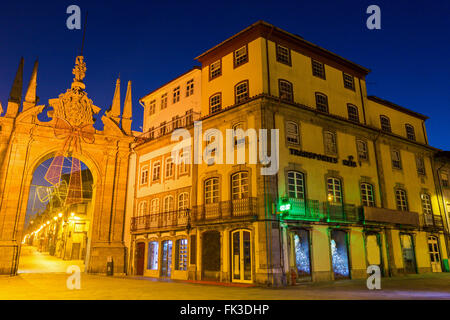 L'arc de la Porte Neuve à Braga au Portugal pendant la période de Noël Banque D'Images